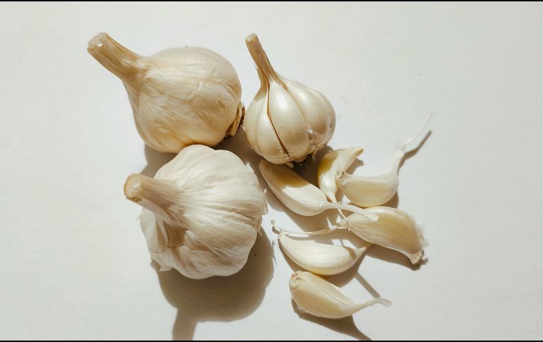 Integrar un ajo crudo en la dieta diaria aporta beneficios demostrados por la ciencia, desde la reducción de la presión arterial hasta la protección contra infecciones, convirtiéndolo en un superalimento accesible. Unsplash