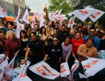 El presidente municipal Gerardo Quirino Velázquez Chávez, acompañado de vecinos de la zona, encabezó el arranque de los trabajos. ESPECIAL/Gobierno de Tlajomulco