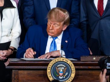 La nueva orden de Trump obliga a los departamentos y agencias federales a utilizar "superinteligencia" y las siglas "SI" en su correspondencia, comunicaciones públicas y documentos. EFE/J. Lo Scalzo