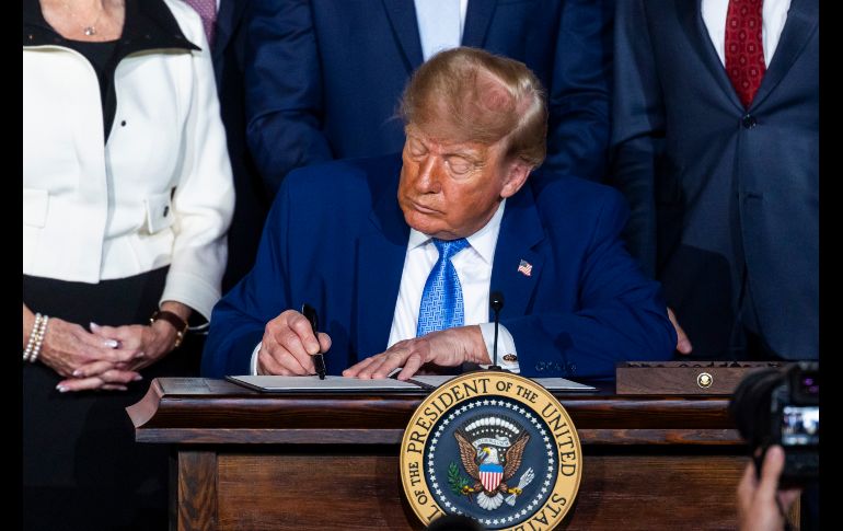 La nueva orden de Trump obliga a los departamentos y agencias federales a utilizar 