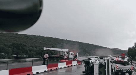 Un video difundido en redes sociales permite observar la manera en la que un hombre salvó su vida saltando el muro de contención que divide los carriles en el Arco Norte. ESPECIAL