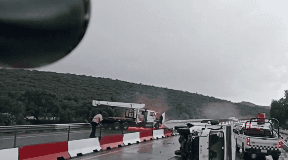 Un video difundido en redes sociales permite observar la manera en la que un hombre salvó su vida saltando el muro de contención que divide los carriles en el Arco Norte. ESPECIAL