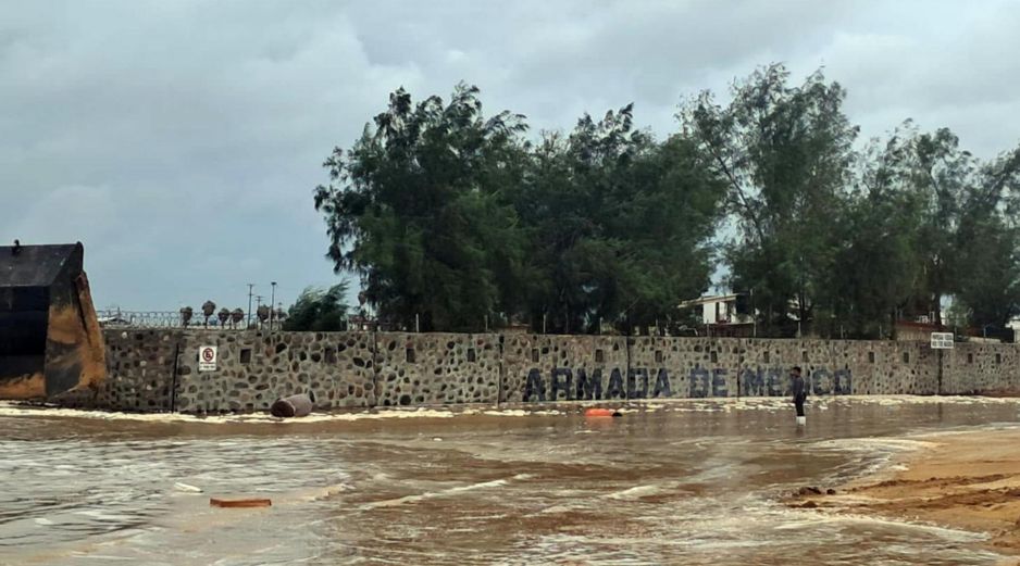 En algunas unidades del IMSS se registraron evacuaciones preventivas y encharcamientos sin que esto afecte su funcionamiento. EFE/M. Fong