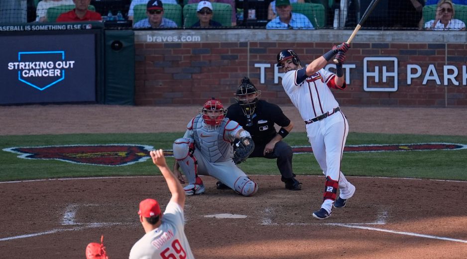Austin Riley pegó jonrón productor de tres carreras en la octava entrada para darle la victoria a los Bravos de Atlanta. AP/M. Stewart