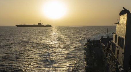 El buque USS Abraham Lincoln transitando por el mar Arábigo. La guerra entre Estados Unidos e Irán se ha extendido por siete meses. EFE/Archivo
