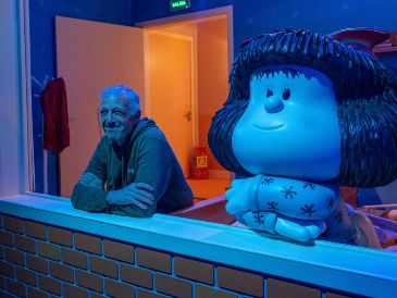 AME1476. BUENOS AIRES (ARGENTINA), 30/09/2026.- Una persona asiste a la muestra Mafalda Inmersiva, una experiencia que invita a caminar por el universo creado por Quino y encontrarse con sus personajes y escenarios, este martes en el Centro Cultural Recoleta en Buenos Aires (Argentina). EFE/ Víctor Fernández