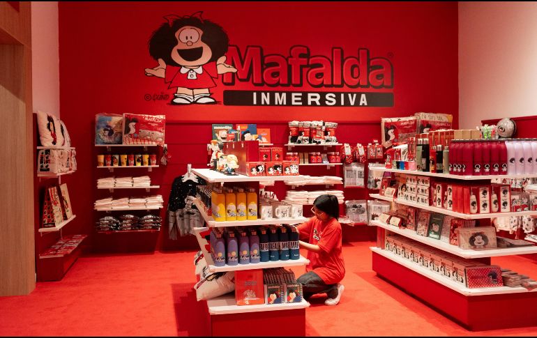 Una persona observa objetos en la exposición Mafalda Inmersiva. EFE / Víctor Fernández