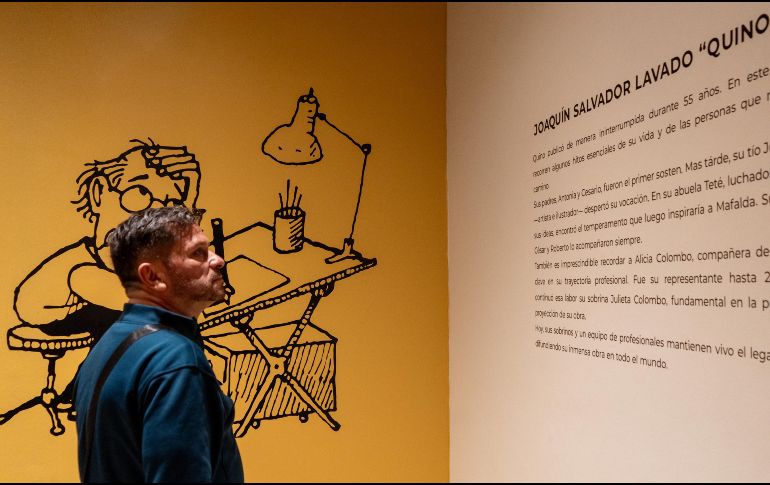 Personas asisten a la muestra Mafalda Inmersiva, una experiencia que invita a caminar por el universo creado por Quino y encontrarse con sus personajes y escenarios. EFE / Víctor Fernández