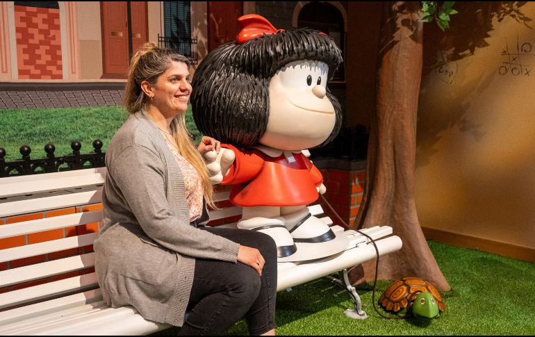 Personas asisten a la muestra Mafalda Inmersiva, una experiencia que invita a caminar por el universo creado por Quino y encontrarse con sus personajes y escenarios. EFE / Víctor Fernández