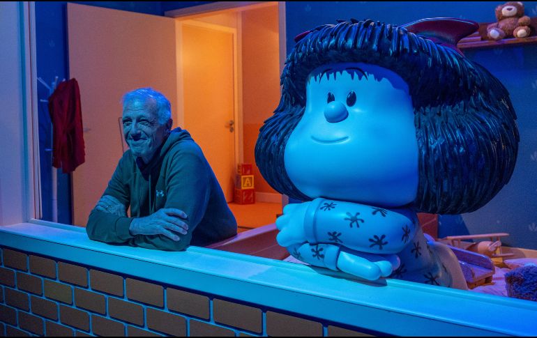 Personas asisten a la muestra Mafalda Inmersiva, una experiencia que invita a caminar por el universo creado por Quino y encontrarse con sus personajes y escenarios. EFE / Víctor Fernández
