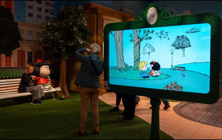 Personas asisten a la muestra Mafalda Inmersiva, una experiencia que invita a caminar por el universo creado por Quino y encontrarse con sus personajes y escenarios. EFE / Víctor Fernández