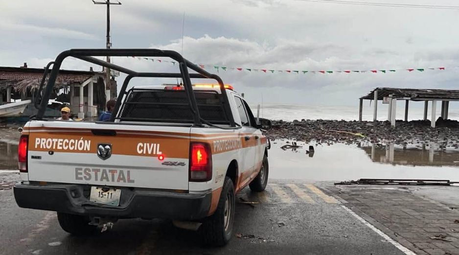 Este fenómeno meteorológico, clasificado como categoría 1 en la escala Saffir-Simpson, mantiene su desplazamiento constante hacia el noroeste del país. ESPECIAL/Protección Civil Colima