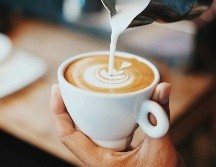 Una bebida que es inspiración y rutina para miles de personas en el mundo / Photo by Fahmi Fakhrundi on Unsplash