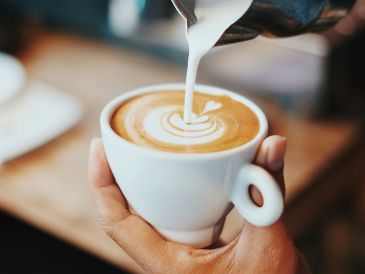 Una bebida que es inspiración y rutina para miles de personas en el mundo / Photo by Fahmi Fakhrundi on Unsplash