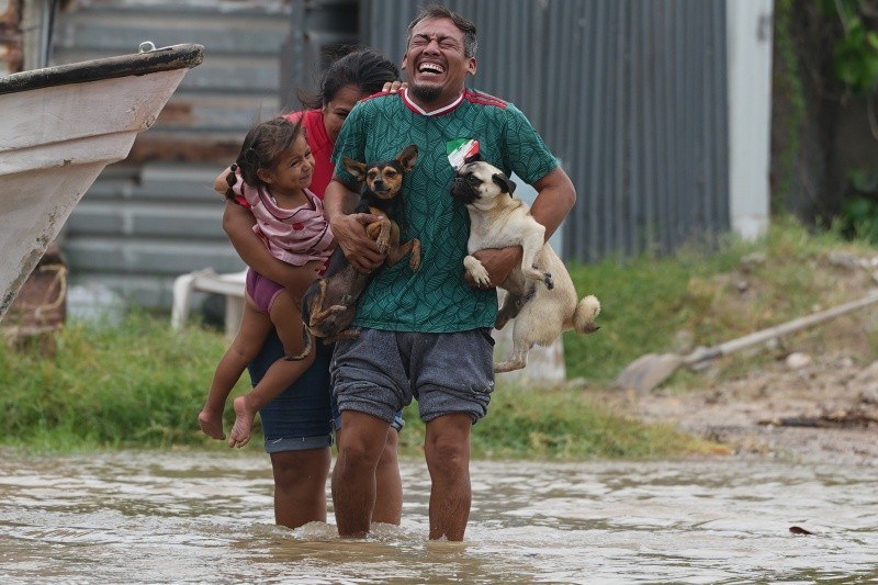 Poco a poco, habitantes vuelven a sus hogares luego de las evacuaciones preventivas que tuvieron lugar en los últimos días. AP/E. Verdugo