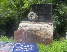 La estatua de Calderón nunca fue reparada por el actual gobierno de la 4T, por lo que los manifestantes la tomaron del piso para vandalizarla. SUN/CORTESÍA
