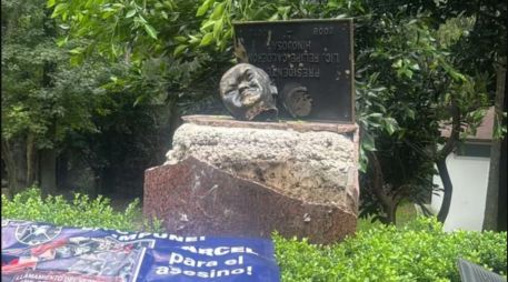La estatua de Calderón nunca fue reparada por el actual gobierno de la 4T, por lo que los manifestantes la tomaron del piso para vandalizarla. SUN/CORTESÍA