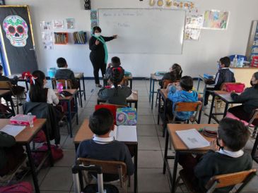 Con la actualización emitida por la Secretaría de Educación, la suspensión queda sin efecto para este jueves y los estudiantes podrán regresar a las aulas. EL INFORMADOR / CANVA