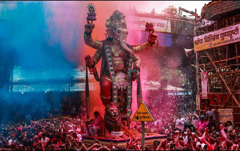 La Corporación Municipal de Brihanmumbai lanzó la iniciativa 'One Ganapati, One Tree') un programa ambiental  para plantar un árbol por cada ídolo de Ganesha que sea sumergido  EFE / D. SOLANKI