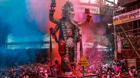 La Corporación Municipal de Brihanmumbai lanzó la iniciativa 'One Ganapati, One Tree') un programa ambiental  para plantar un árbol por cada ídolo de Ganesha que sea sumergido  EFE / D. SOLANKI