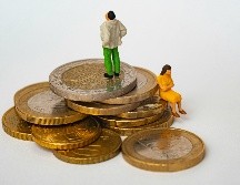 Contrario a la creencia popular, el nivel educativo o una posición de superior tampoco garantiza una reducción de la desigualdad salarial. UNSPLASH