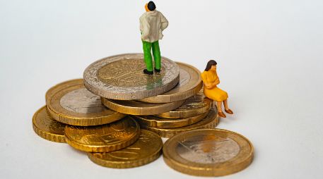 Contrario a la creencia popular, el nivel educativo o una posición de superior tampoco garantiza una reducción de la desigualdad salarial. UNSPLASH