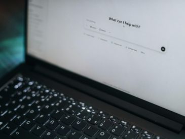 Especialistas analizan los retos y oportunidades que representa la inteligencia artificial para la educación. UNSPLASH.