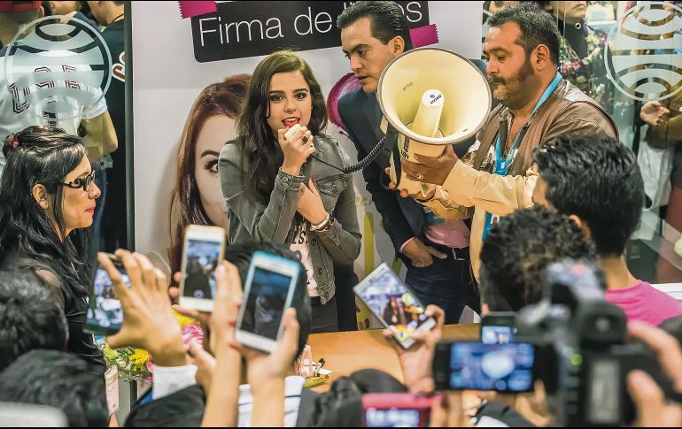 La influencer fue una de las grandes figuras juveniles de la FIL Guadalajara 2015, donde presentó y firmó “Las confesiones de Yuya” ante una multitud de seguidores. EL INFORMADOR/ Archivo