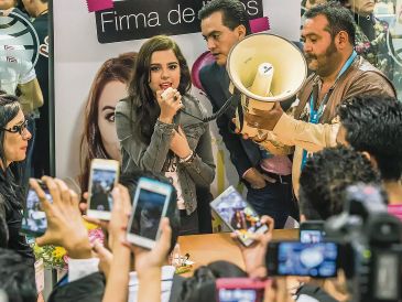 La influencer fue una de las grandes figuras juveniles de la FIL Guadalajara 2015, donde presentó y firmó “Las confesiones de Yuya” ante una multitud de seguidores. EL INFORMADOR/ Archivo