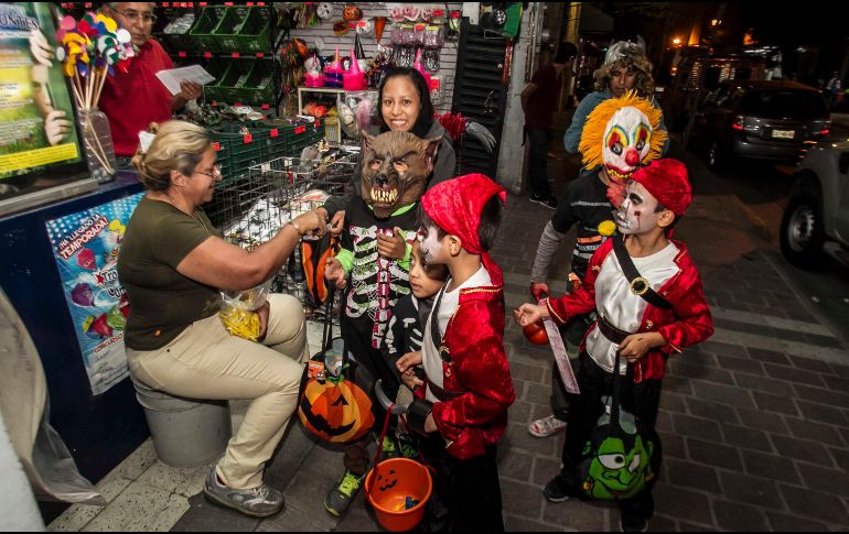 Durante esta mágica velada, los más pequeños del hogar recorrerán los vecindarios tocando puertas y repitiendo las ya clásicas frases de 