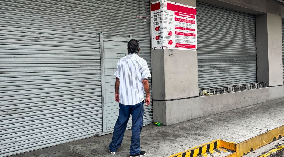 Pignorante acude al Nacional Monte de Piedad tras anuncio de fin de huelga de trabajadores. EL INFORMADOR / J. Acosta