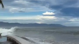 Olas monumentales sorprenden en Vallarta tras el paso de "Rachel"