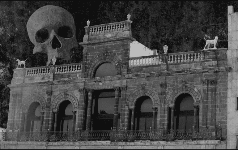 Tras quedar deshabitada, la mansión comenzó a ser el epicentro de extraños fenómenos paranormales que aterrorizaban a los vecinos de la zona. ESPECIAL / CANVA