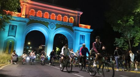 Un atractivo principal es la Vía RecreActiva nocturna, que permite recorrer la ciudad sin vehículos motorizados. ESPECIAL/Gobierno de Guadalajara