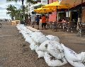 Fotografía de costales de arena como prevención ante el paso del huracán "Rachel" este jueves, en el malecón de Puerto Vallarta. EFE/A. Montero