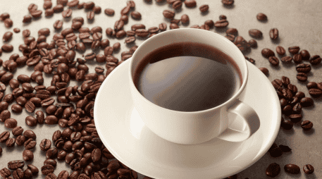 La calidad del café empieza mucho antes de llegar a la taza, pues se relaciona con el origen, la variedad, la altitud, la forma en que se cultivó y cosechó, el proceso que recibió el grano y, finalmente, el tueste. CANVA