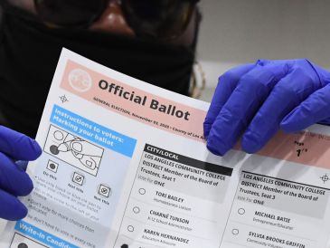 Aunque Trump quiso frenar el voto por correo, esta modalidad se mantiene para las elecciones legislativas de noviembre 2026 en Estados Unidos. AFP/ARCHIVO