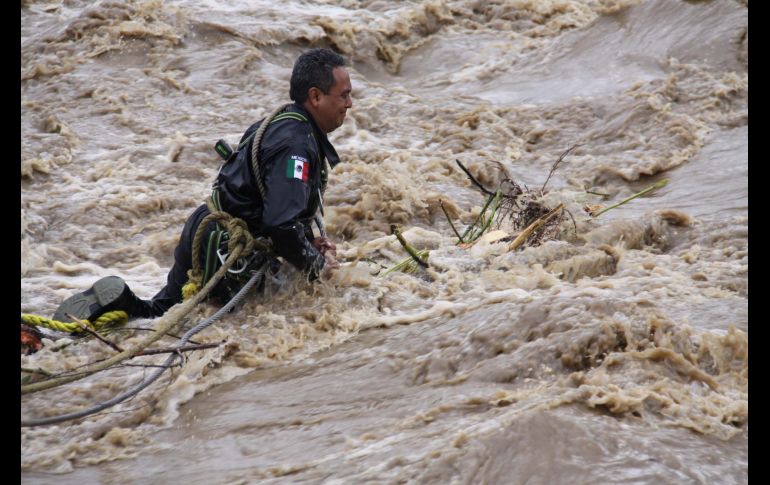 El hombre fue arrastrado por la corriente del río junto con su esposa y dos hijos en la localidad de La Cuesta. AFP/ARCHIVO