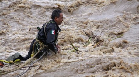 El hombre fue arrastrado por la corriente del río junto con su esposa y dos hijos en la localidad de La Cuesta. AFP/ARCHIVO