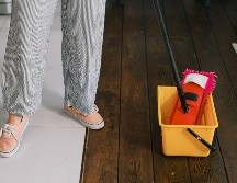 La sal mezclada con el agua de limpieza remueve con facilidad la capa opaca que suelen dejar los detergentes acumulados. ESPECIAL/PEXELS