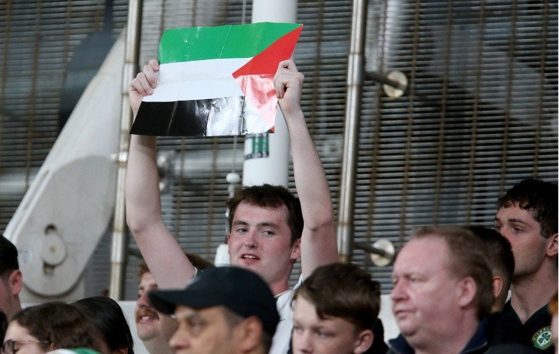 Activistas mostraron su apoyo al jugador irlandés Gavin Bazunu, quien decidió el sábado boicotear ambos partidos de su selección contra Israel. EFE / E. TREACY