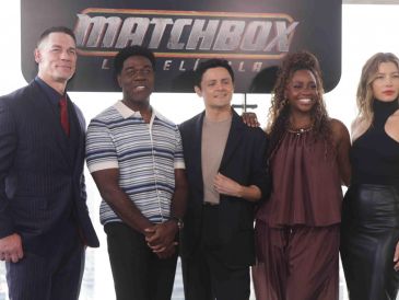 John Cena junto al reparto de 
