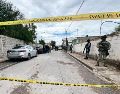Integrantes de la Policía y Guardia Nacional custodian el exterior de una secundaria donde se registró un ataque este jueves, en Torreón. EFE/M. Hartz