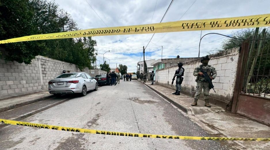 Integrantes de la Policía y Guardia Nacional custodian el exterior de una secundaria donde se registró un ataque este jueves, en Torreón. EFE/M. Hartz