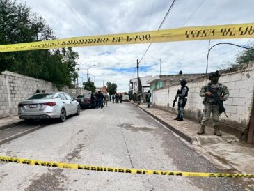 Integrantes de la Policía y Guardia Nacional custodian el exterior de una secundaria donde se registró un ataque este jueves, en Torreón. EFE/M. Hartz