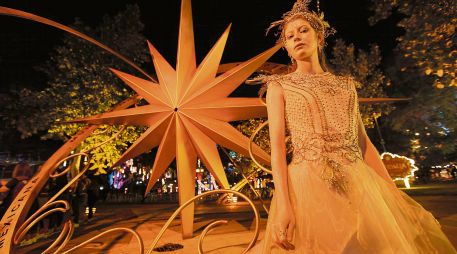 Una mujer participa en una representación de la Posada Mexicana durante la primera edición de Navidalia, en Guadalajara, en diciembre de 2019. EL INFORMADOR/ Archivo