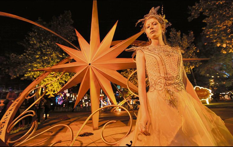 Una mujer participa en una representación de la Posada Mexicana durante la primera edición de Navidalia, en Guadalajara, en diciembre de 2019. EL INFORMADOR/ Archivo