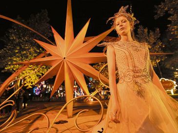Una mujer participa en una representación de la Posada Mexicana durante la primera edición de Navidalia, en Guadalajara, en diciembre de 2019. EL INFORMADOR/ Archivo