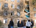 Un grupo de estudiantes en Kiev observa su escuela, impactada por drones rusos durante los últimos días. EFE
