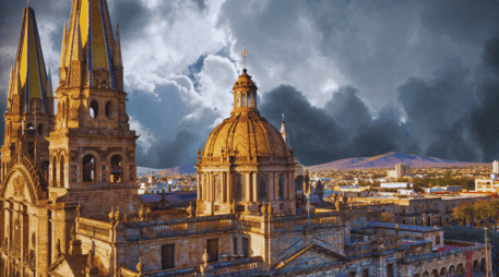 El cielo de Guadalajara permanecerá mayormente nublado a lo largo de toda la jornada. ESPECIAL / CANVA